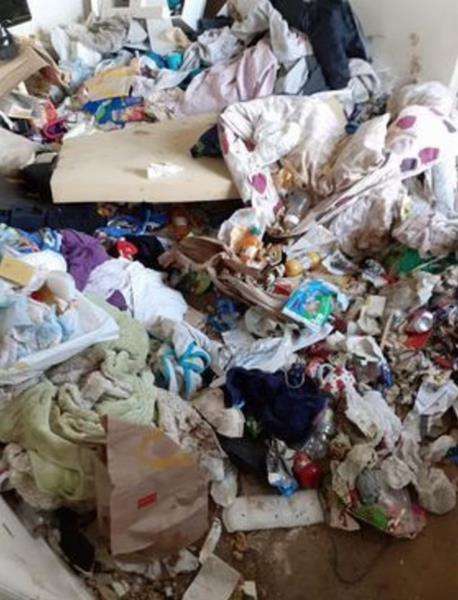 Kondisi dalam rumah kontrakan bikin pingsan.
