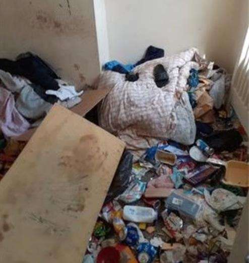 Kondisi dalam rumah kontrakan bikin pingsan.