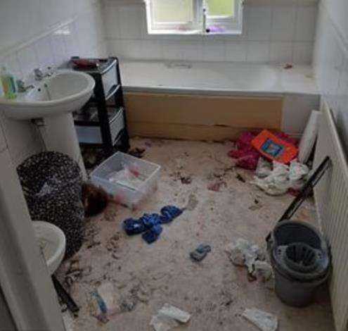 Kondisi dalam rumah kontrakan bikin pingsan.