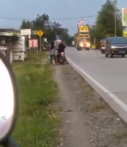 Bertengkar di Bahu Jalan