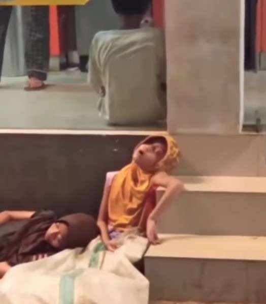 Bocah tertidur di emperan