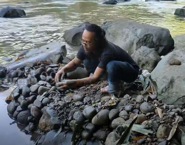 Proses pembuatan patung ikan sidat raksasa.