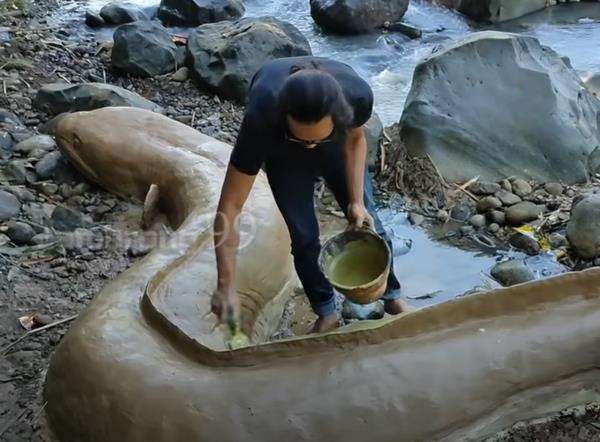 Proses pembuatan patung sidat raksasa.