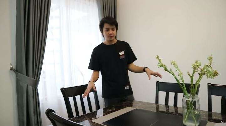 Meja makan rumah Arbani