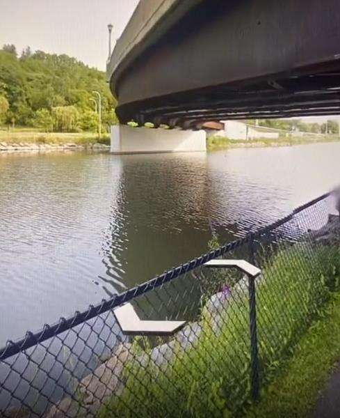 Penampakan wajah putih dengan mata bolong di bawah jembatan.