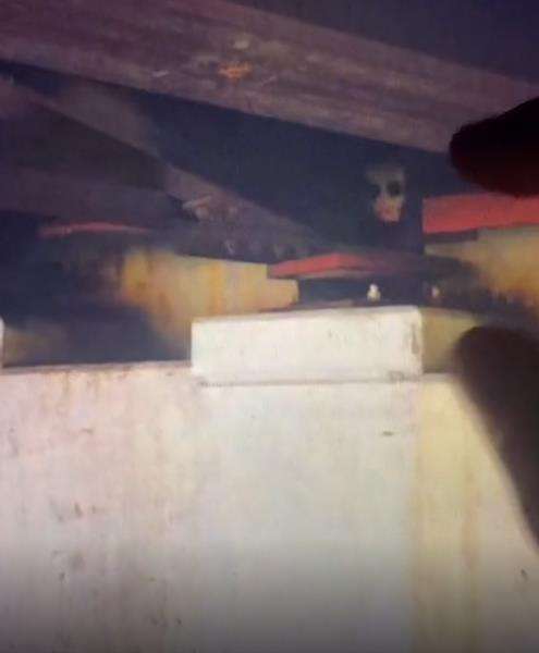 Penampakan wajah putih dengan mata bolong di bawah jembatan.