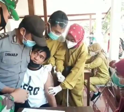 Pria bertato ketakutan di vaksin