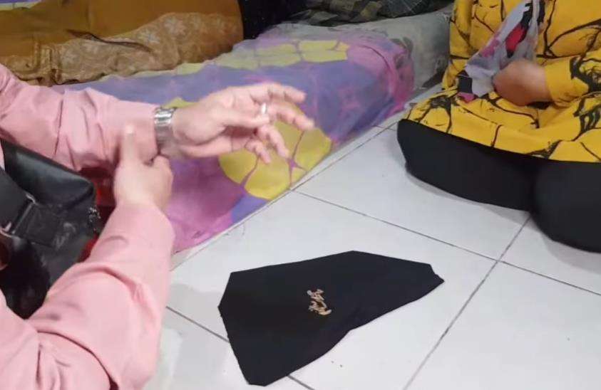 Wanita pelakor kena santet istri sah, keluar belatung setiap kencing.
