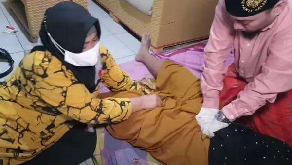 Wanita pelakor kena santet istri sah, keluar belatung setiap kencing.