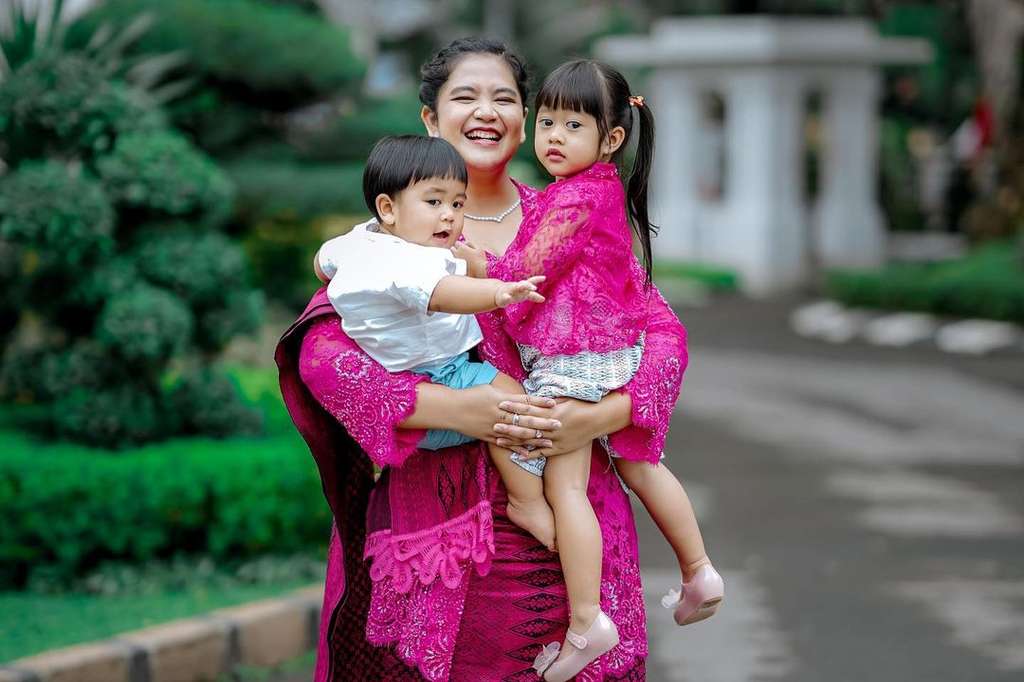 Kahiyang Ayu bersama kedua anaknya