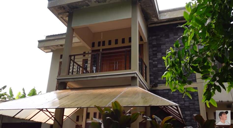 Penampakan depan rumah Arya Saloka