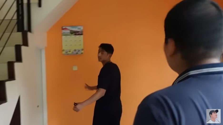 Ruang keluarga rumah Arya Saloka