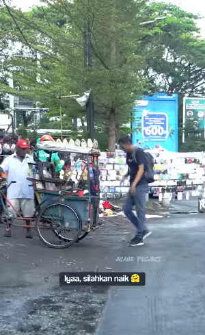 Tukang becak rela membantu