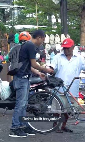 Tukang becak rela membantu
