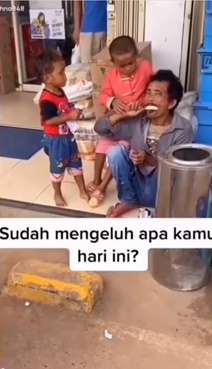 Makan Es Krim di Depan Minimarket