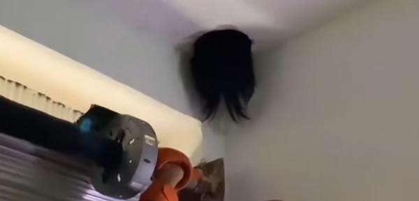 Kaget ada kepala muncul di plafon rumah.