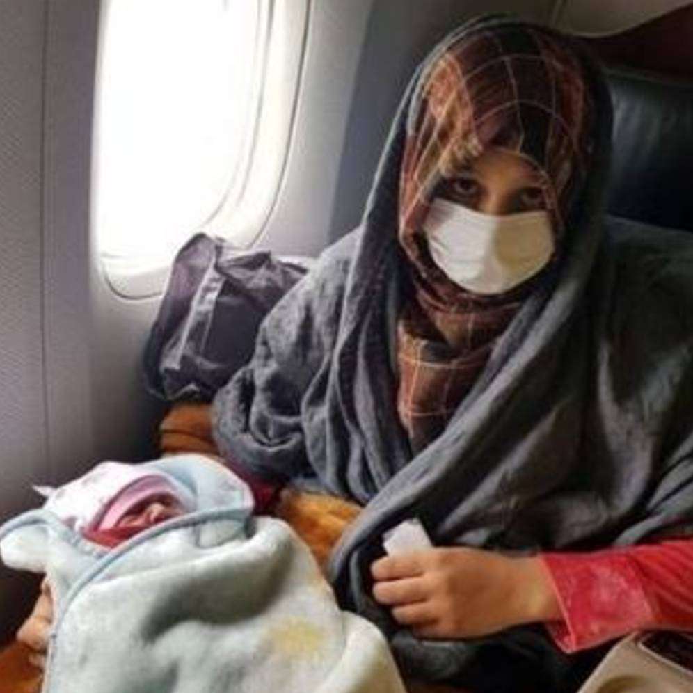 Ibu melahirkan di pesawat