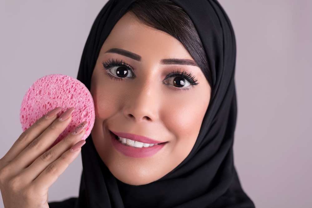 Melakukan Perawatan Kecantikan