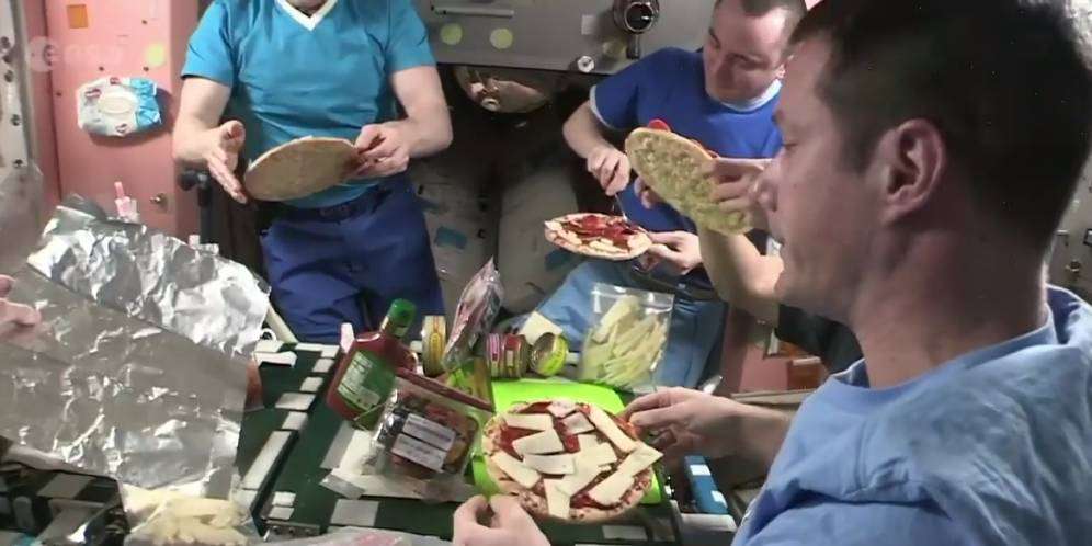 Astronot racik pizza