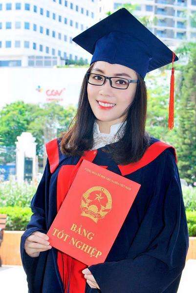 Dosen cantik dan seksi asal Vietnam.