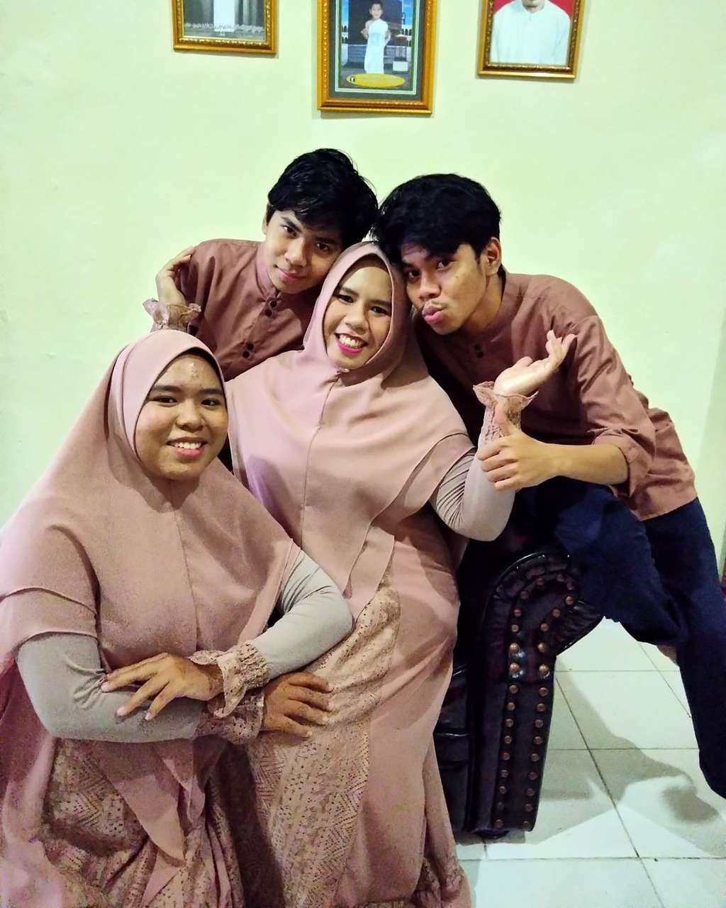 Rohimah bersama ketiga anaknya