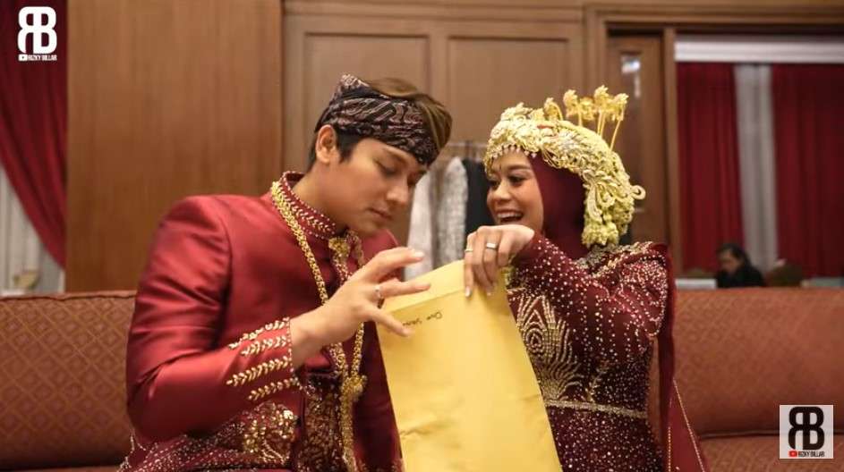 Rizky Billar dan Lesti Kejora buka amplop coklat