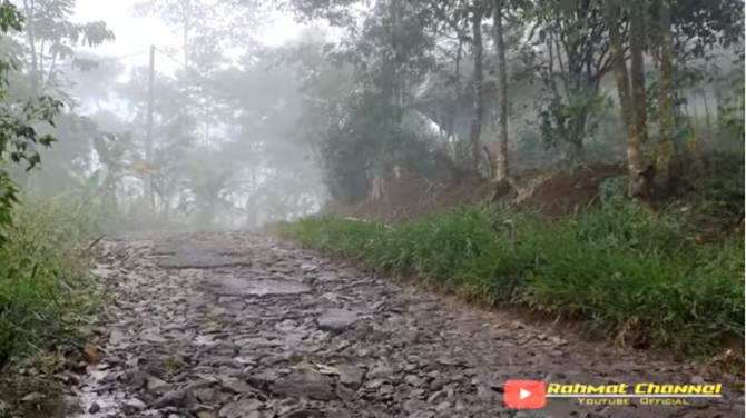 Jalanan menuju rumah pak harno dan bu edah
