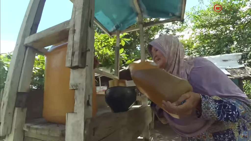 Nenek penjual bensin Nenek penjual bensin