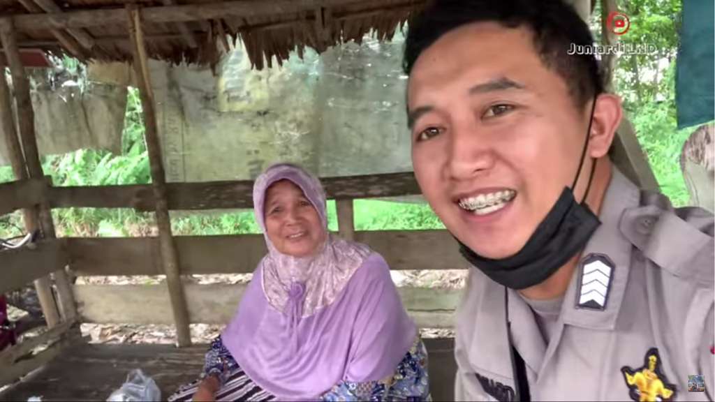 Nenek penjual bensin Nenek penjual bensin