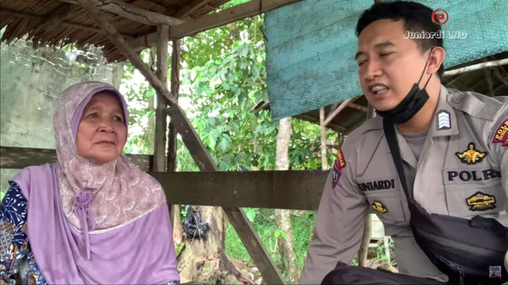 Nenek penjual bensin Nenek penjual bensin