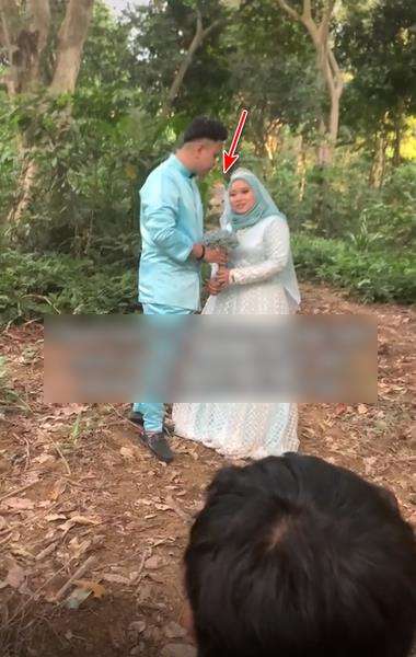 Seram, penampakan sosok di belakang pengantin sedang foto prewedding.