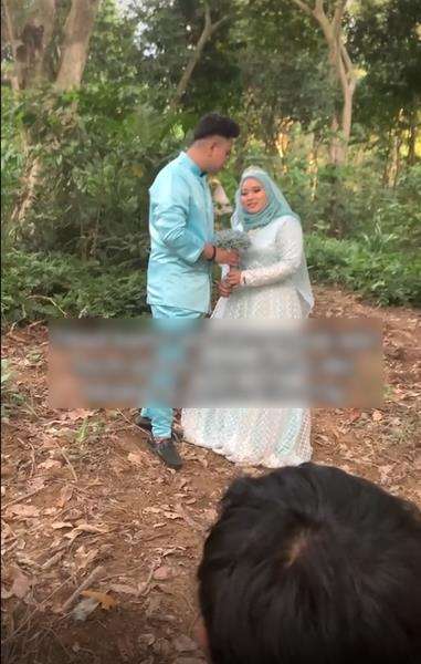 Seram, penampakan sosok di belakang pengantin sedang foto prewedding.