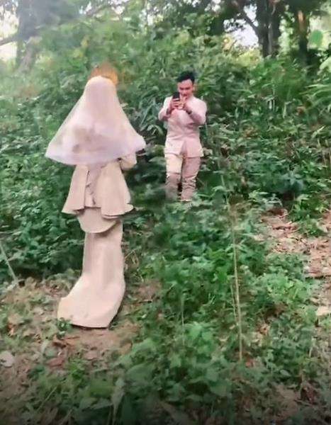 Seram, penampakan sosok di belakang pengantin sedang foto prewedding.