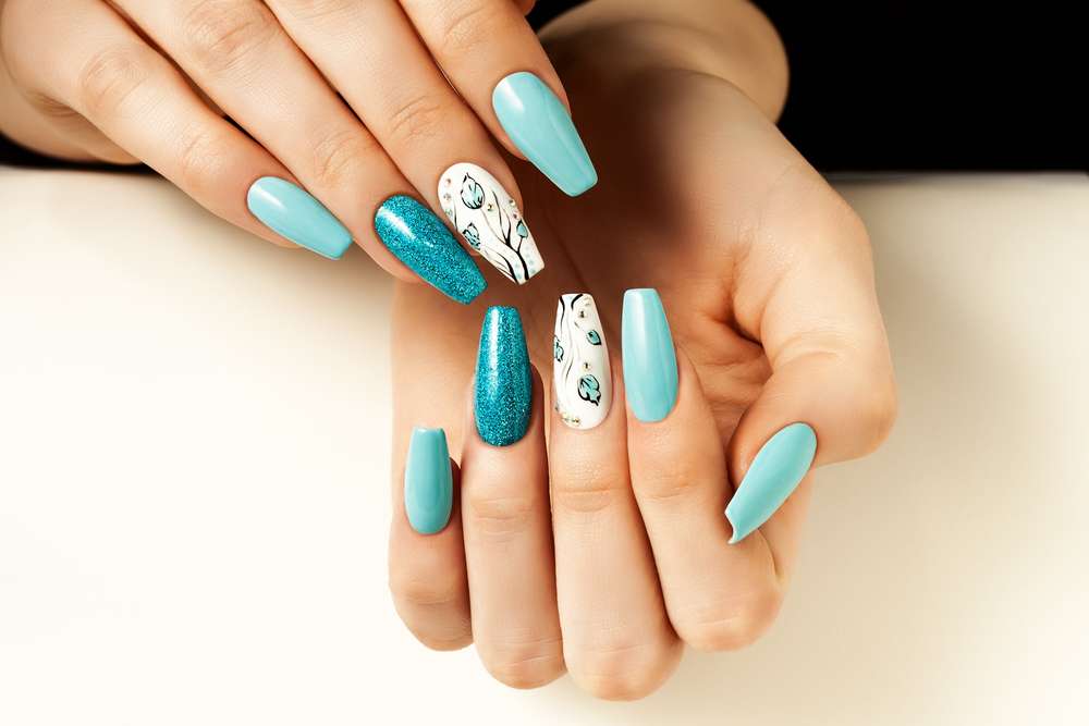 Memakai Nail Art
