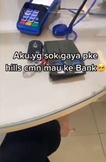 Cewek Memakai Higheels ke Bank