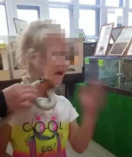Viral gadis cilik kena gigit saat berpose sama ular di bonbin.
