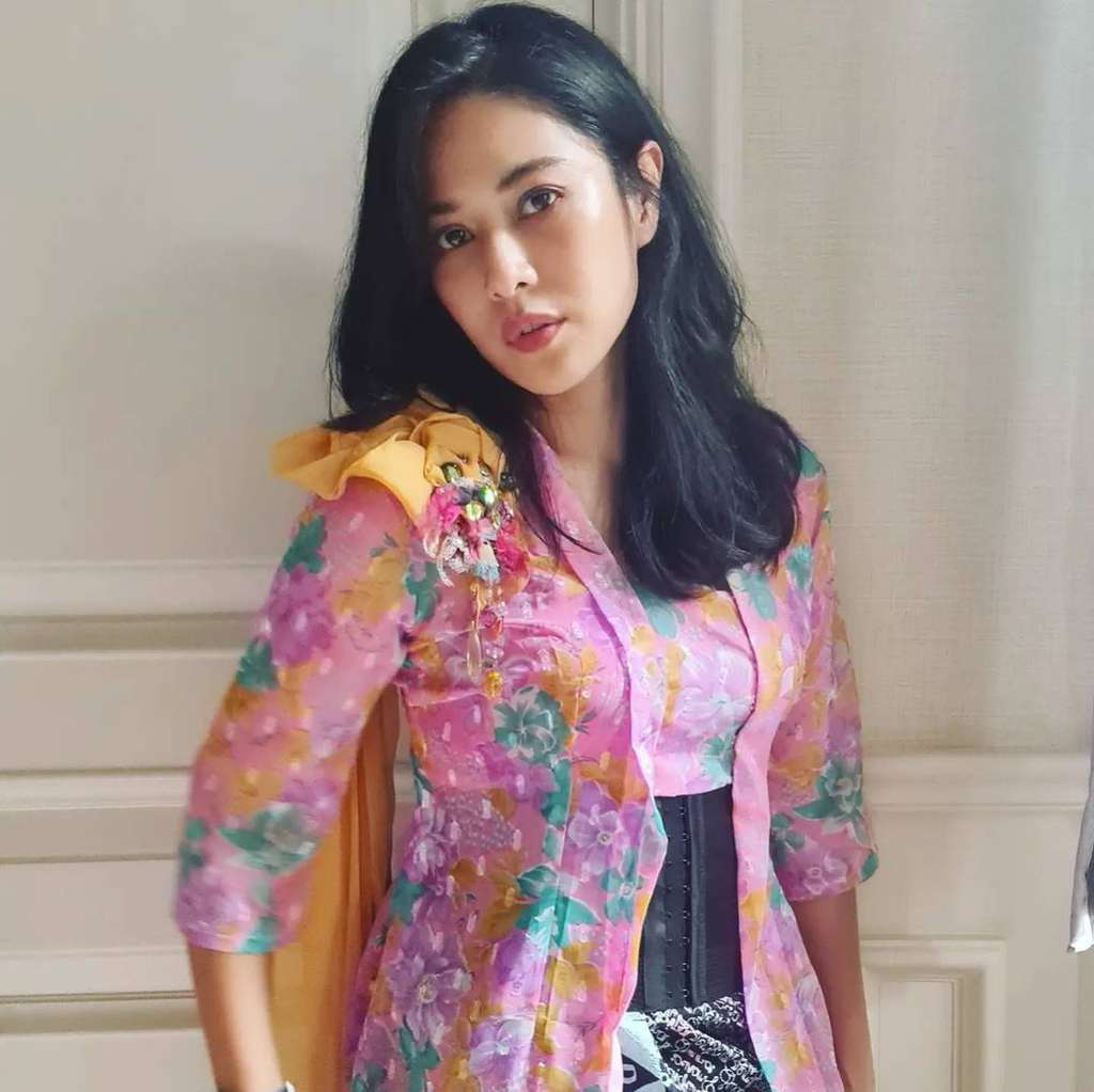 Dian Sastrowardoyo dalam Balutan Kebaya