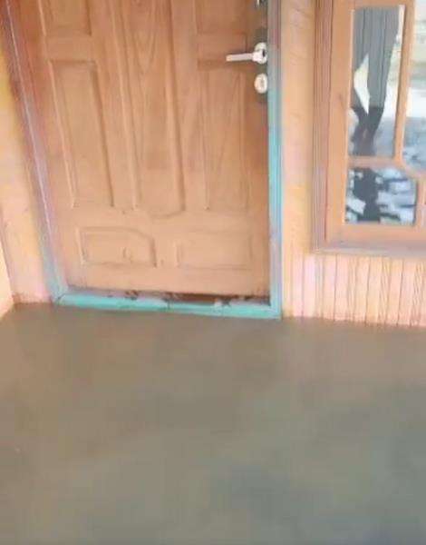 Ngakak, rumah kebanjiran malah tidur nyenyak.