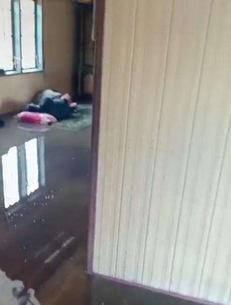 Ngakak, rumah kebanjiran malah tidur nyenyak.