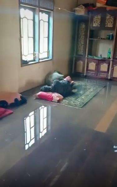 Ngakak, rumah kebanjiran malah tidur nyenyak.