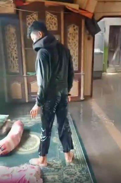 Ngakak, rumah kebanjiran malah tidur nyenyak.