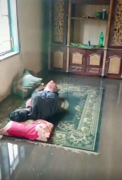 Ngakak, rumah kebanjiran malah tidur nyenyak.