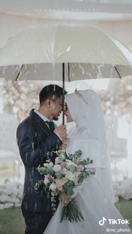 Pengantin kehujanan