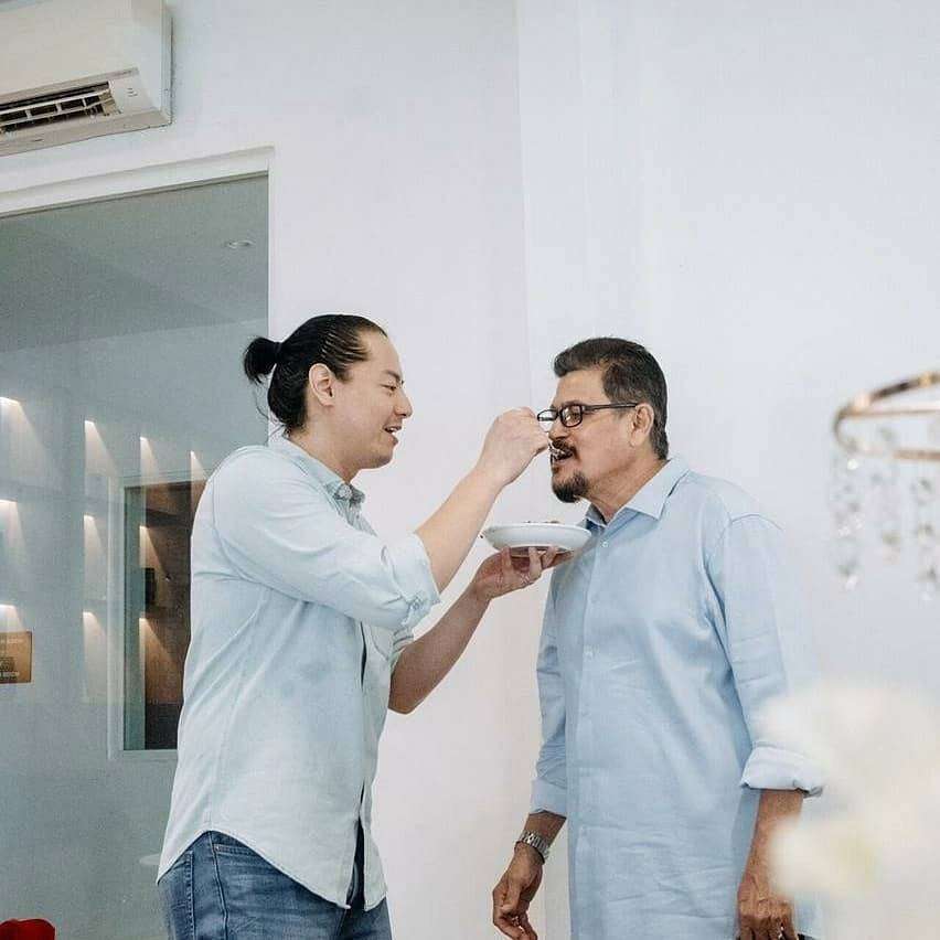 Roger Danuarta dan almahum mertuanya