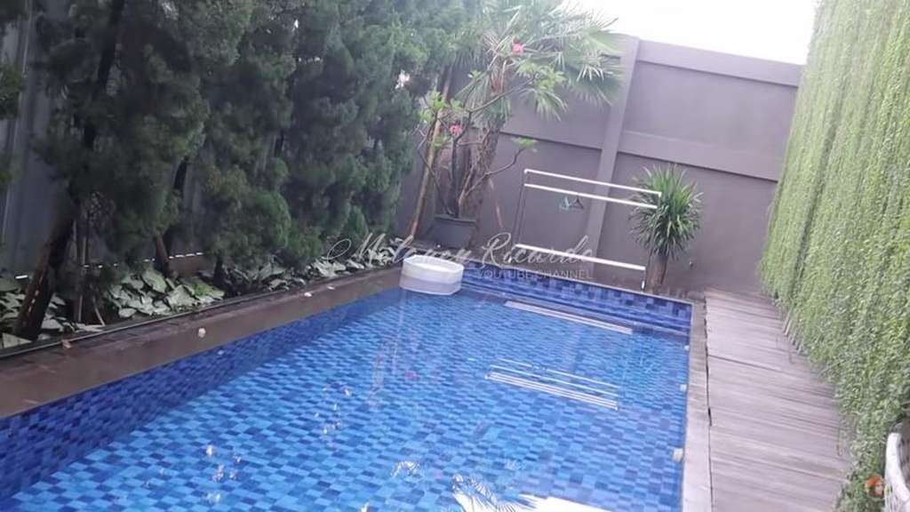 Kolam renang rumah Boy William