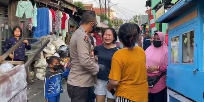 Seorang Polisi Tenangkan Wanita yang Menangis Histeris