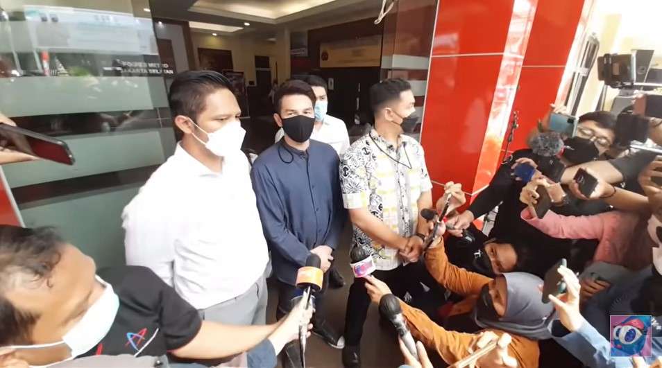 Jonathan Frizzy didampingi kuasa hukum laporkan istrinya