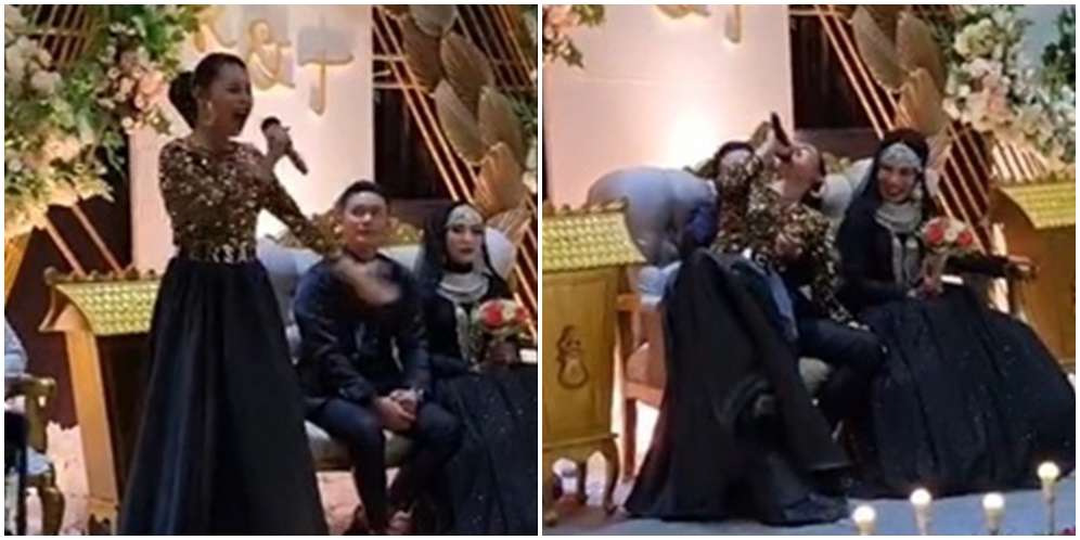 Penyanyi Wanita Duduk di Pangkuan Pengantin Pria