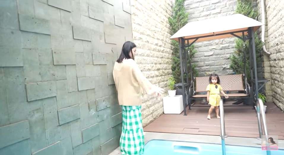 Kolam renang dan ayunan di rumah Feli dan Hito