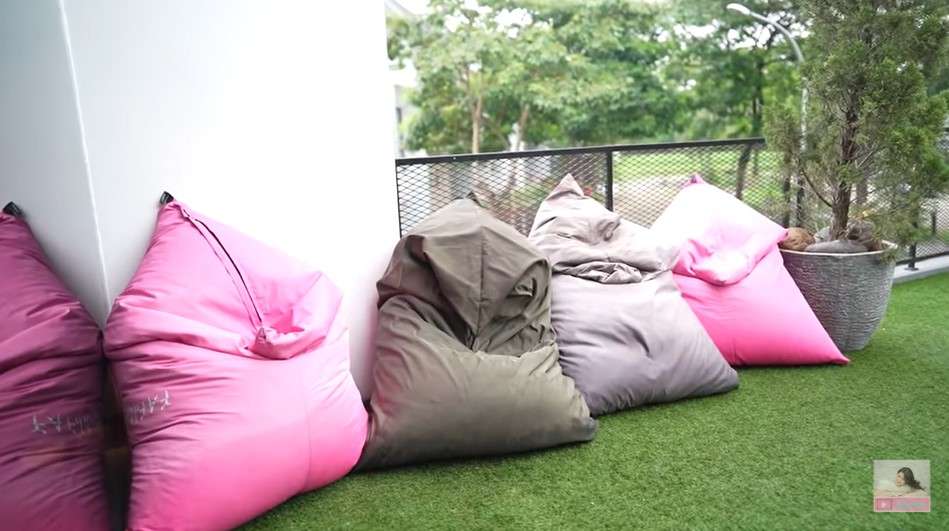 balkon rumah Feli dan Hito